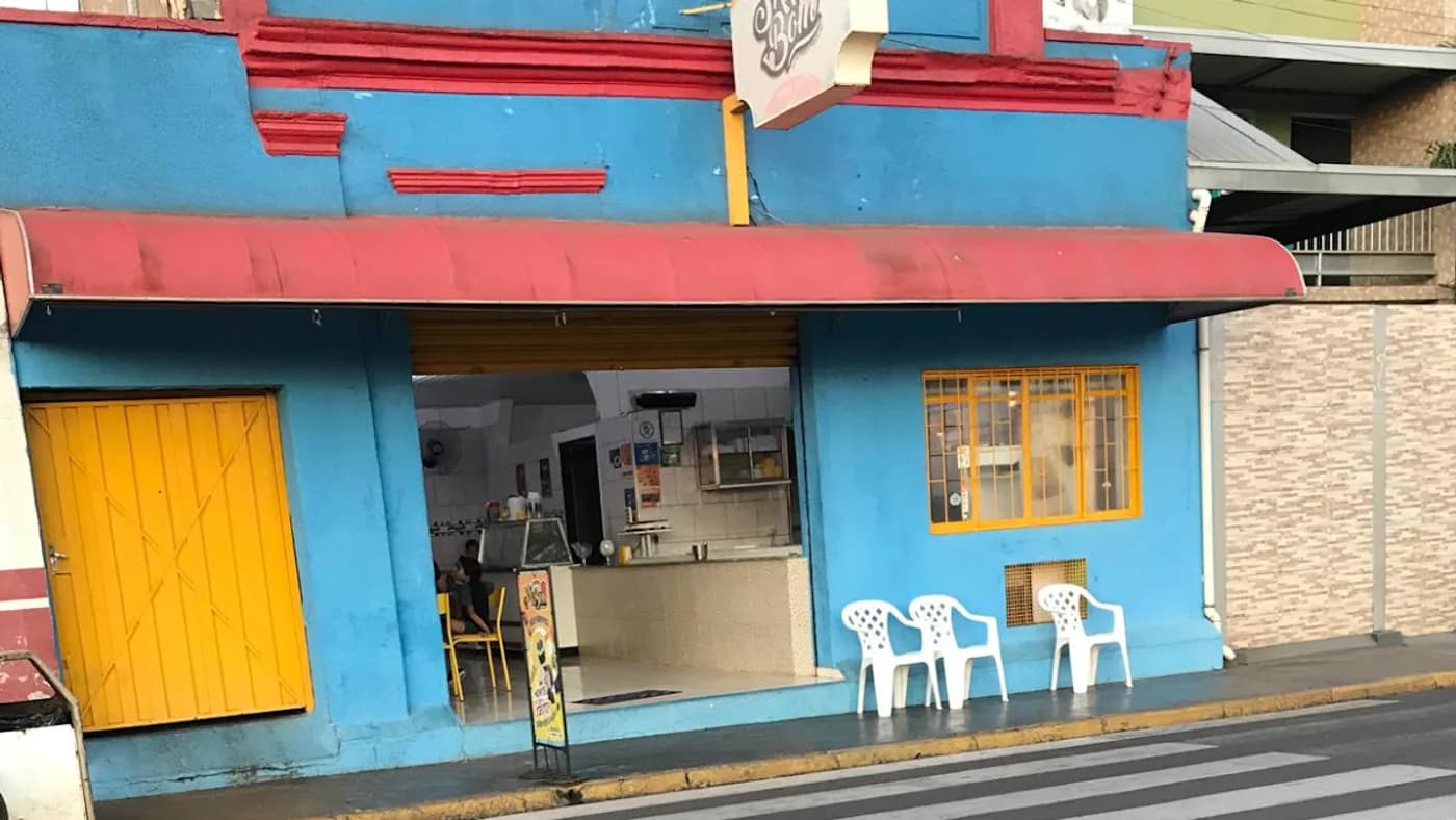 Fachada azul da sorveteria Skibom, com toldo vermelho, na Rua Boa Vista